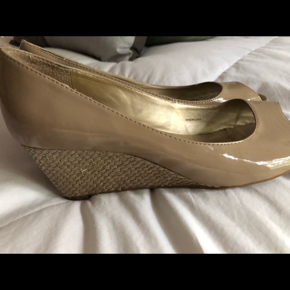 Stunning beige wedge